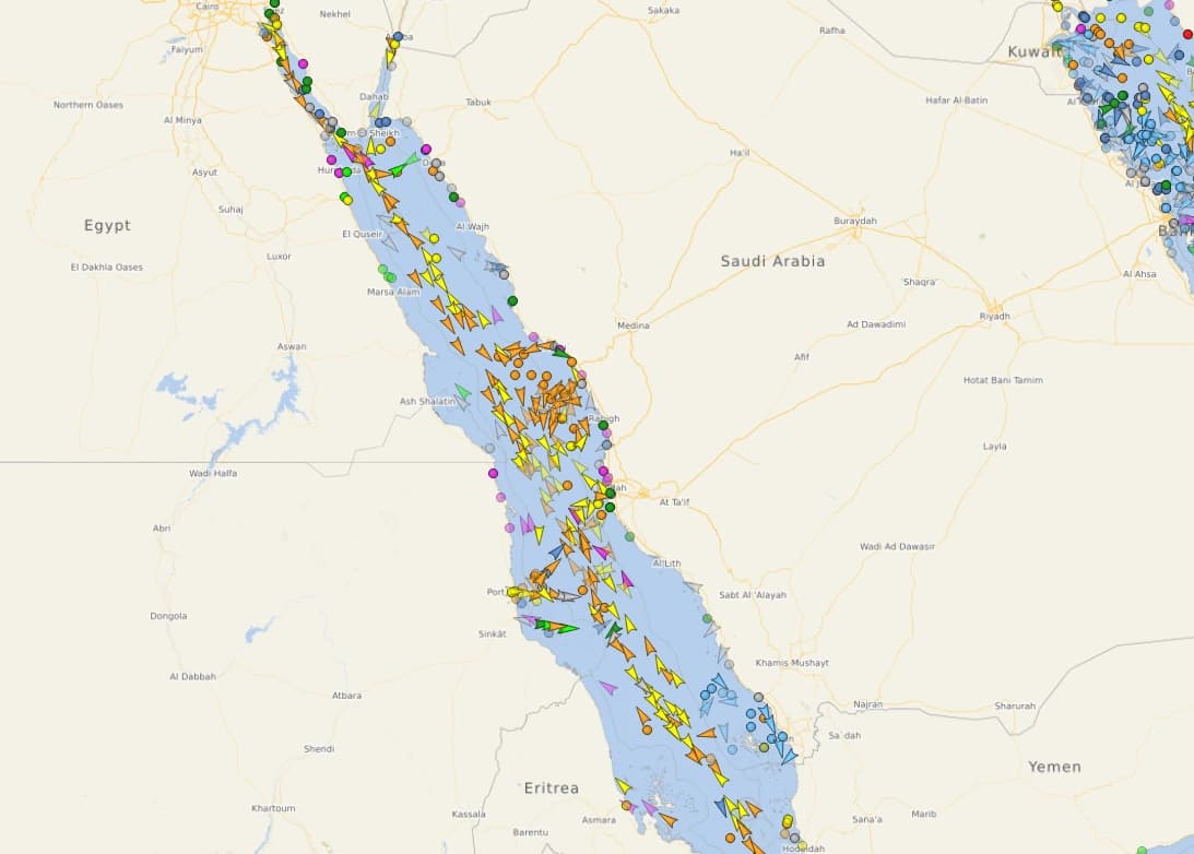 La chiusura dello Stretto di Hormuz accelera l’uso di rotte alternative come l’oleodotto verso Yanbu. La continuità delle esportazioni viene mantenuta, ma emergono rischi strutturali per la sicurezza energetica globale.