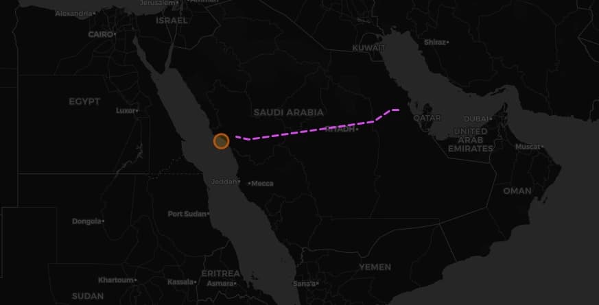 La chiusura dello Stretto di Hormuz accelera l’uso di rotte alternative come l’oleodotto verso Yanbu. La continuità delle esportazioni viene mantenuta, ma emergono rischi strutturali per la sicurezza energetica globale.