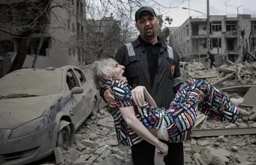 Il risultato delle politiche di Trump,Pahlavi,Netanyahu: 7.800 bombardamenti su una popolazione civile, un aumento dell’inquinamento da polveri sottili e la distruzione di oltre 10.000 abitazioni. Trump ride e viene applaudito, mentre l’Europa tace.