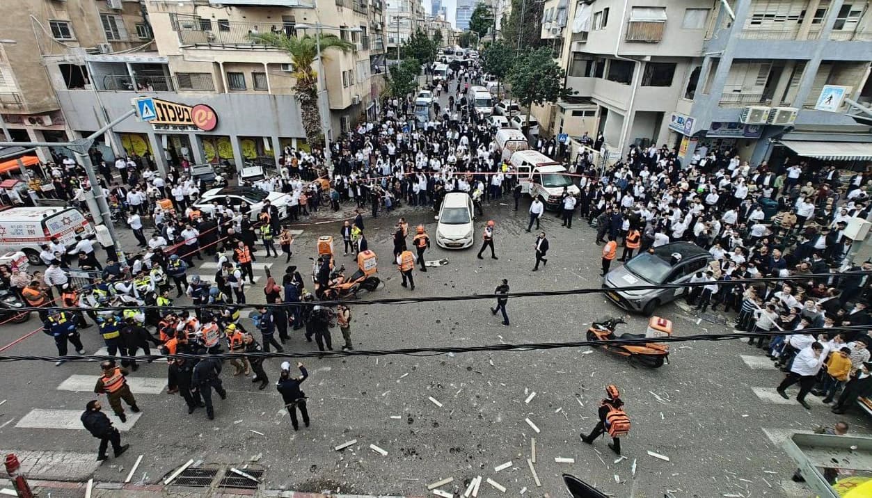 missile launches from Iran continue. Air defenses use interceptors only for sensitive targets and critical infrastructure. With continuous attacks and a saturation of defenses, the situation appears increasingly critical.