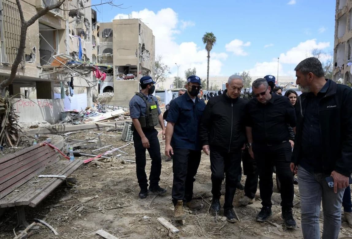Netanyahu goes to disaster sites while the population is protesting. Last night, Iran demonstrated that Israel has no defenses left and that the country is starting to falter, despite the propaganda that censors the data.