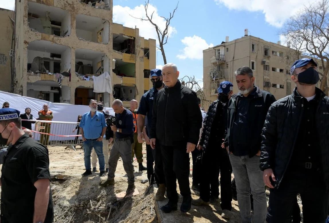 Netanyahu goes to disaster sites while the population is protesting. Last night, Iran demonstrated that Israel has no defenses left and that the country is starting to falter, despite the propaganda that censors the data.