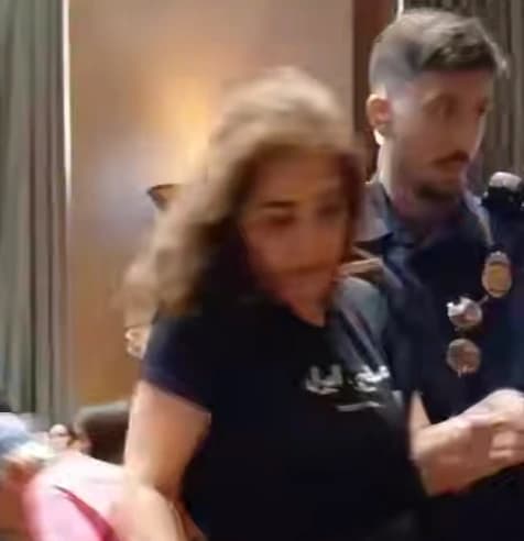 La democrazia calpesta la donna iraniana. Chiedono a Reza Pahlavi , lui che chiede di bombardare l'Iran uccidendo bambini e scienziati.