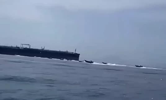 Petroliera attaccata al largo dell'Oman