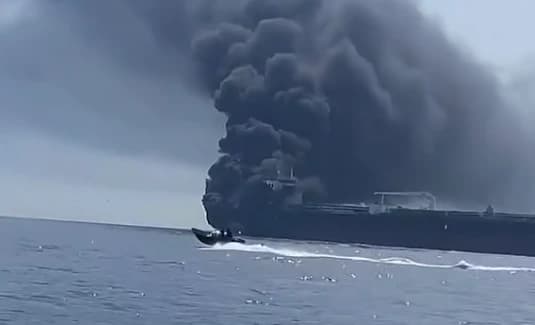 Petroliera attaccata al largo dell'Oman