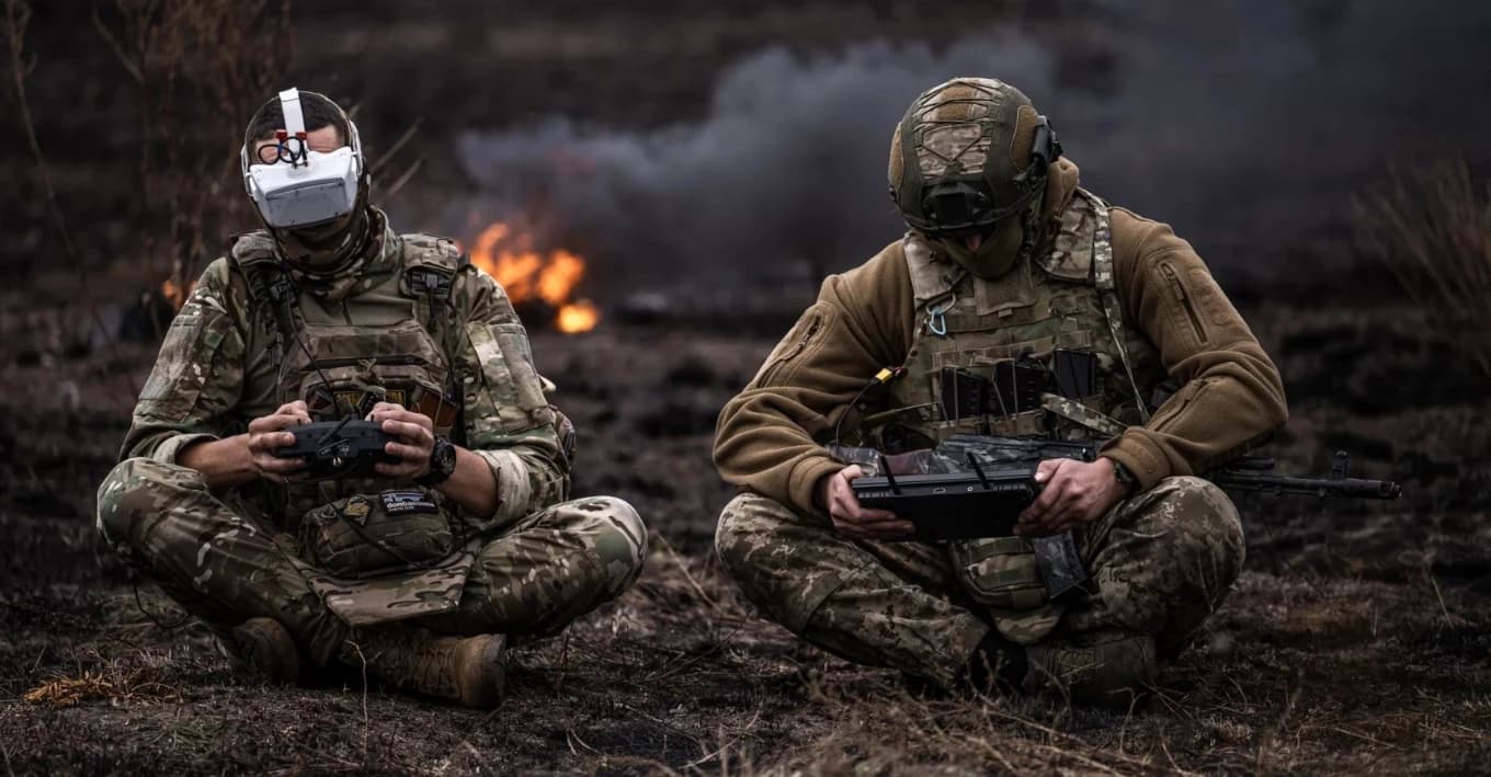L’Ucraina sviluppa droni kamikaze sempre più piccoli e manovrabili, anche per compensare la carenza di personale. La guerra assume così una dimensione sempre più simile a un videogioco.