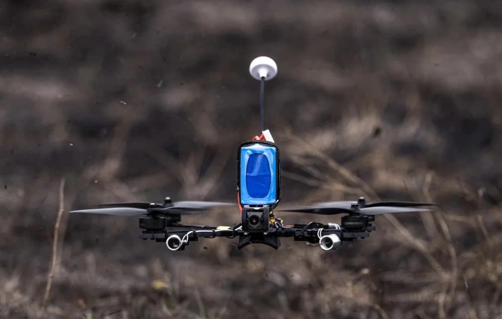 L’Ucraina sviluppa droni kamikaze sempre più piccoli e manovrabili, anche per compensare la carenza di personale. La guerra assume così una dimensione sempre più simile a un videogioco.