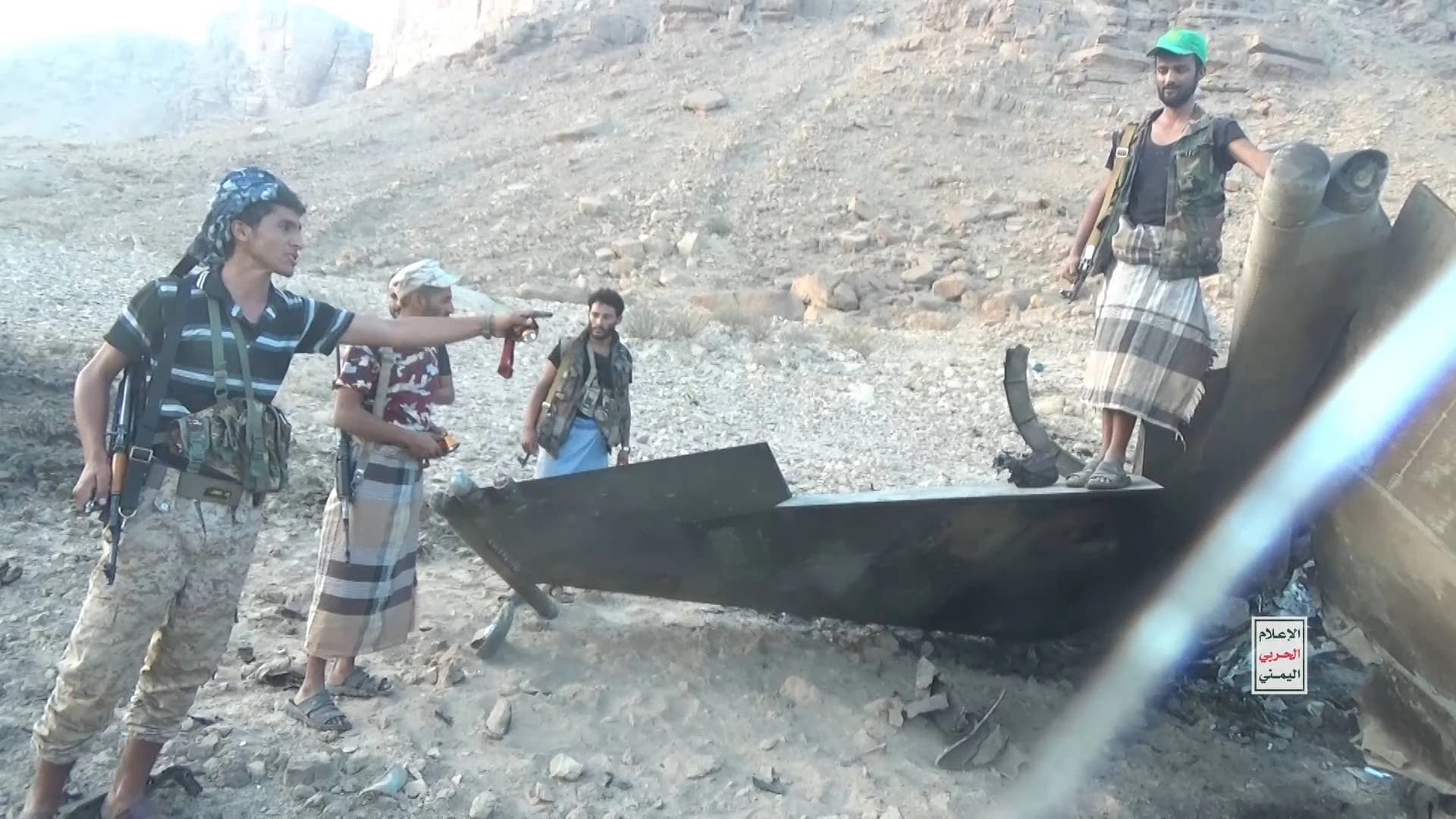 Ansar Allah mostra le immagini di quello che sostiene essere l’abbattimento di un F-15 saudita. Un monito ai Paesi arabi? E torna la domanda: perché sono stati lanciati allarmi, ancora da verificare, su presunti attacchi ai luoghi sacri?