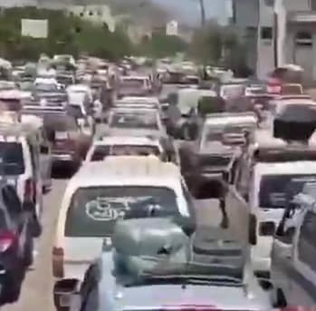 Ci sono colonne di auto civili in fuga dal distretto di Maqbanah, nello Yemen, dopo che Ansar Allah ha conquistato alcune posizioni