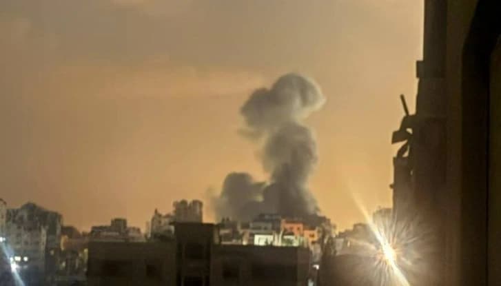 Caccia israeliani hanno colpito un appartamento residenziale nella parte occidentale di Gaza, uccidendo tre persone.