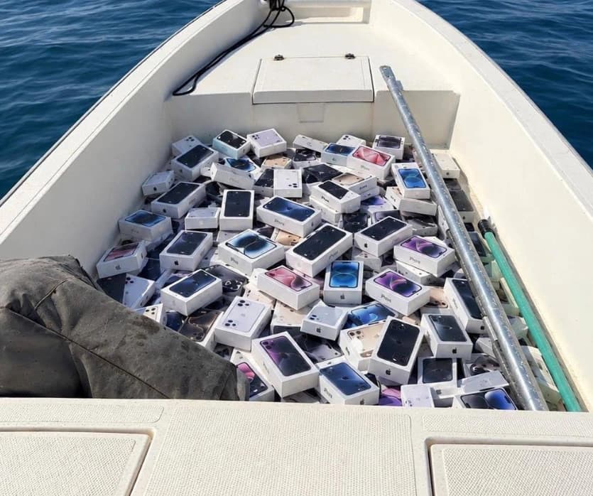 Dopo che l’IRGC ha aperto il fuoco contro alcune navi portacontainer, numerosi pescatori hanno raggiunto le imbarcazioni e sono intervenuti per soccorrere i feriti.